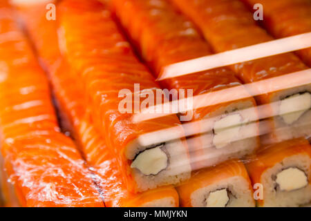 Rouleaux dans la fenêtre dans le sushi bar. La cuisine japonaise traditionnelle de plats à emporter. Produits naturels biologiques. Les fruits de mer. Servir des friandises. Banque D'Images