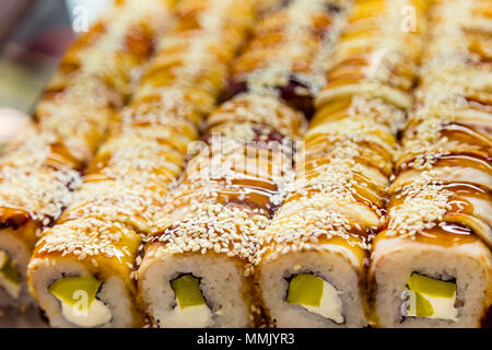 Rouleaux dans la fenêtre dans le sushi bar. La cuisine japonaise traditionnelle de plats à emporter. Produits naturels biologiques. Les fruits de mer. Servir des friandises. Banque D'Images