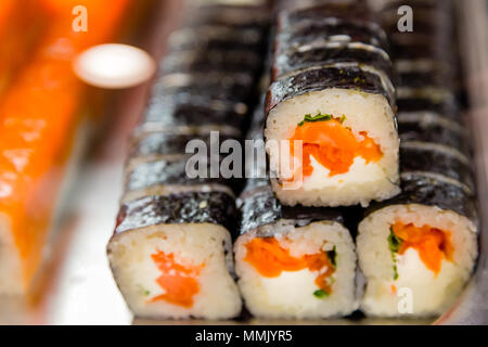 Rouleaux dans la fenêtre dans le sushi bar. La cuisine japonaise traditionnelle de plats à emporter. Produits naturels biologiques. Les fruits de mer. Servir des friandises. Banque D'Images