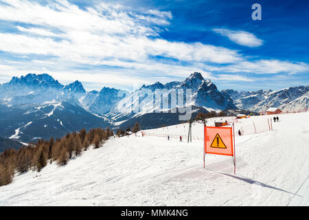 Ski Run dangereux signalé avec un panneau d'avertissement rouge, San Candido, Italie Banque D'Images