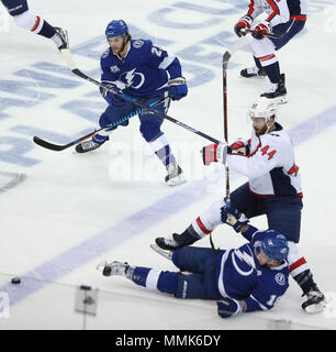 Tampa, Floride, USA. Le 11 mai, 2018. DOUGLAS R. CLIFFORD | fois.le Lightning de Tampa Bay l'aile gauche Ondrej Palat (18) est renversé par les Capitals de Washington le défenseur Brooks Orpik (44) au cours de la période 1 de la partie 1 de la finale de conférence de l'Est Vendredi 11 mai 2018 à Tampa. Credit : Douglas R. Clifford/Tampa Bay Times/ZUMA/Alamy Fil Live News Banque D'Images