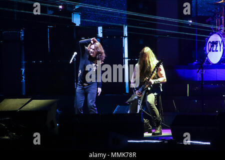 Buenos Aires, Argentine. 12 mai 2018. Ozzy Osbourne sur scène pendant le show de 'No more tours 2' ce vendredi soir sur Obras Sanitarias de Buenos Aires Stadium, en Argentine. (Photo : Néstor J. Beremblum / Alamy News) Credit : Néstor J. Beremblum/Alamy Live News Banque D'Images