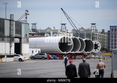 New York, USA. Le 11 mai, 2018. Les matériaux de construction sont stockés dans la partie sud du terminal maritime de Brooklyn à New York, États-Unis, 11 mai 2018. New York City Economic Development Corporation a annoncé d'importants progrès dans son plan pour relancer l'ancien South Brooklyn Marine Terminal comme un hub d'expédition. Une grappe d'activités maritimes apportera de nouvelles utilisations industrielles et 250 nouveaux emplois à la South Brooklyn Waterfront. Credit : Wang Ying/Xinhua/Alamy Live News Banque D'Images