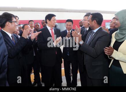 Addis Abéba, le Comité permanent du Congrès national populaire de Chine. Le 11 mai, 2018. Li Zhanshu (C), président du Comité permanent du Congrès national populaire de Chine, les visites à l'Ababa-Djibouti Railway le 11 mai 2018. Haut de la Chine Li Zhanshu législateur a effectué une visite officielle en Ethiopie du 9 au 12 mai pour promouvoir l'liens bilatéraux. Credit : Liu Weibing/Xinhua/Alamy Live News Banque D'Images