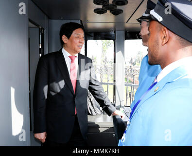 Addis Abéba, le Comité permanent du Congrès national populaire de Chine. Le 11 mai, 2018. Li Zhanshu (L), président du Comité permanent du Congrès national populaire de Chine, visite le train léger d'Addis-Abeba le 11 mai 2018. Haut de la Chine Li Zhanshu législateur a effectué une visite officielle en Ethiopie du 9 au 12 mai pour promouvoir l'liens bilatéraux. Credit : Ding Lin/Xinhua/Alamy Live News Banque D'Images