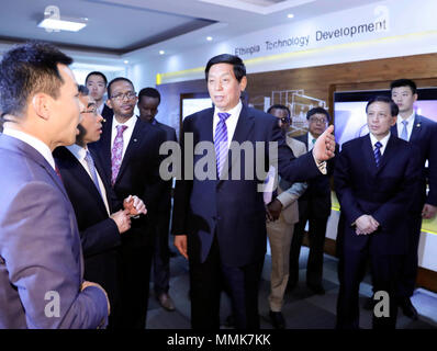 Addis Abéba, le Comité permanent du Congrès national populaire de Chine. Le 11 mai, 2018. Li Zhanshu (C), président du Comité permanent du Congrès national populaire de Chine, visite le centre de données du Ministère éthiopien de la science et de la technologie le 11 mai 2018. Haut de la Chine Li Zhanshu législateur a effectué une visite officielle en Ethiopie du 9 au 12 mai pour promouvoir l'liens bilatéraux. Credit : Ding Lin/Xinhua/Alamy Live News Banque D'Images