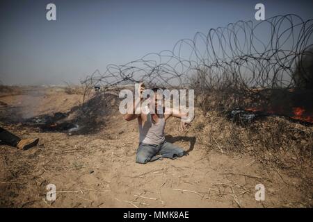 La bande de Gaza. Le 11 mai, 2018. Un manifestant palestinien prend part à des affrontements avec des soldats israéliens près de la frontière entre l'est de Gaza et Israël le 11 mai 2018. Un Palestinien a été tué et 973 autres ont été blessées vendredi lors d'affrontements entre des centaines de manifestants palestiniens et soldats israéliens près de la frontière entre l'est de Gaza et Israël. Credit : Wissam Nassar/Xinhua/Alamy Live News Banque D'Images