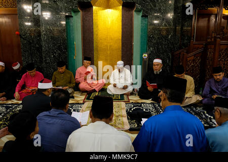 KUALA LUMPUR, MALAISIE - 11 mai : l'ancien Premier Ministre de Malaisie Najib Razak assister à la prière à l'UMNO promotions en construction Putra World Trade Centre à Kuala Lumpur le 11 mai 2018 . Photo par Samsul dit/Nipponnews (Malaisie) Credit : AFLO Co.,Ltd/Alamy Live News Banque D'Images