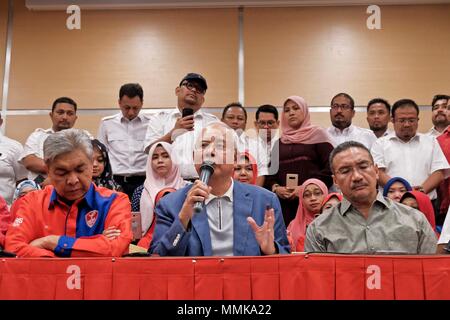 Kuala Lumpur. 12 mai, 2018. L'ancien Premier Ministre malaisien Najib Razak (R avant) assiste à une conférence de presse à Kuala Lumpur, Malaisie, le 12 mai 2018. Najib Razak a déclaré samedi qu'il démissionne comme chef de sa United Malays National Organisation (UMNO) et le Barisan Nasional (BN) coalition après la défaite aux élections générales. L'annonce était potentiellement mis en avant par la décision du nouveau gouvernement de bar Najib et son épouse de quitter le pays en attendant l'enquête de corruption présumée. Source : Xinhua/Alamy Live News Banque D'Images