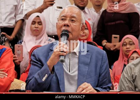 Kuala Lumpur. 12 mai, 2018. L'ancien Premier Ministre malaisien Najib Razak participe à une conférence de presse à Kuala Lumpur, Malaisie, le 12 mai 2018. Najib Razak a déclaré samedi qu'il démissionne comme chef de sa United Malays National Organisation (UMNO) et le Barisan Nasional (BN) coalition après la défaite aux élections générales. L'annonce était potentiellement mis en avant par la décision du nouveau gouvernement de bar Najib et son épouse de quitter le pays en attendant l'enquête de corruption présumée. Source : Xinhua/Alamy Live News Banque D'Images