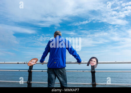 Harry et Meghan masque de visage lié à Saltburn pier avant le mariage royal. Banque D'Images