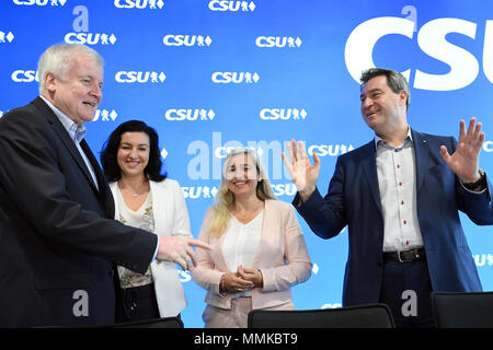 Munich, Allemagne. 12 mai 2018. Horst Seehofer (L), président de la CSU et Ministre fédéral de l'intérieur, donnant à Markus Soeder (CSU), le Premier Ministre de Bavière, la main avant le début de la convention de la CSU's présidium dans le QG du CSU. Dorothee Baer (2e de gauche), ministre d'état pour la numérisation, et Melanie Huml, la ministre de la santé, de se tenir en arrière-plan. Photo : Andreas Gebert/dpa dpa : Crédit photo alliance/Alamy Live News Crédit : afp photo alliance/Alamy Live News Banque D'Images