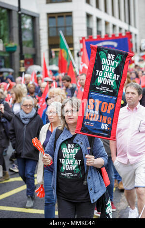 Westminster, Londres, 12 mai 2018. Membres des syndicats et d'organisations affiliées sur Piccadilly. Le TUC de processus de mars centre de Londres Victoria Embankment à Hyde Park pour un rassemblement, suivi par des discours dont Jeremy Corbyn. La marche est le thème ''un nouveau pacte pour les travailleurs", visant à l'austérité du gouvernement et de l'injustice. Credit : Imageplotter News et Sports/Alamy Live News Banque D'Images