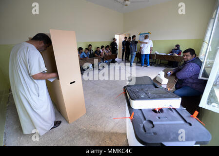 Mossoul, Irak. 12 mai 2018 - les habitants de Mossoul exprimer leur vote dans différents bureaux de vote de la ville irakienne de Mossoul pour les 2018 élections nationales irakiennes. La vie est peu à peu à la normale dans la ville irakienne, dont grand partie encore en ruines à la suite de la '' les forces iraquiennes 2016-2017˜ grande offensive pour reprendre la ville de l'État islamique. L'Iraq tient son premier post-élections ISIS pour les 329 membres du Conseil des représentants. Les états des parlements sera ensuite choisissez l'premier ministre et président Crédit : Murtaja Lateef/IMAGESLIVE/ZUMA/Alamy Fil Live News Banque D'Images