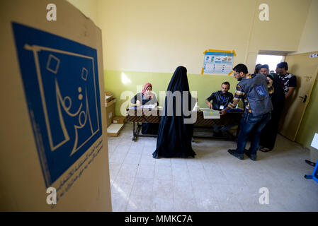 Mossoul, Irak. 12 mai 2018 - les habitants de Mossoul exprimer leur vote dans différents bureaux de vote de la ville irakienne de Mossoul pour les 2018 élections nationales irakiennes. La vie est peu à peu à la normale dans la ville irakienne, dont grand partie encore en ruines à la suite de la '' les forces iraquiennes 2016-2017˜ grande offensive pour reprendre la ville de l'État islamique. L'Iraq tient son premier post-élections ISIS pour les 329 membres du Conseil des représentants. Les états des parlements sera ensuite choisissez l'premier ministre et président Crédit : Murtaja Lateef/IMAGESLIVE/ZUMA/Alamy Fil Live News Banque D'Images