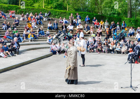 Glasgow, Écosse, Royaume-Uni. 12 mai 2018. Dans le cadre de la Fringe Southside, Langside 450 se tient à l'Arena du parc Queen's, qui marque 450 ans depuis la bataille de Langside. Credit: SKULLY/Alay Live News Banque D'Images