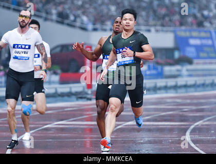 Shanghai, Chine. 12 mai 2018. Su Bingtian (CHN) a remporté le 100m hommes au cours de 2018 de Shanghai de l'IAAF Diamond League : le 100 m au Stade de Shanghai, le samedi 12 mai 2018. SHANGHAI, CHINE. Credit : Crédit : Wu G Taka Taka Wu/Alamy Live News Banque D'Images