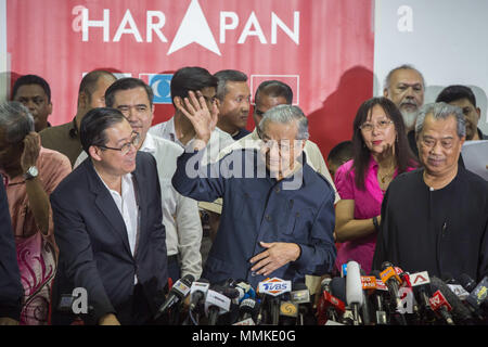 Kuala Lumpur, Malaisie. 12 mai, 2018. Mahathir Mohamad, élu premier ministre de la Malaisie, a annoncé aujourd'hui à une conférence de presse de la formation du nouveau Cabinet. Il a dit que ''une équipe spéciale de personnalités a été constitué pour conseiller le gouvernement sur les questions économiques et financières au cours de cette période de transition''. L'équipe est dirigée par Daim Zainuddin, qui a été deux fois ministre des Finances sous Mahathir. Crédit : Alexandra Radu/SOPA Images/ZUMA/Alamy Fil Live News Banque D'Images