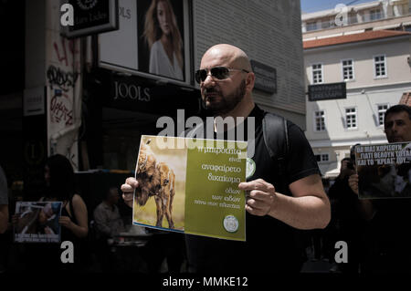 Athènes, Grèce. 1er janvier 2006. Vu un homme tenant une pancarte avec les animaux représentés sur elle pendant la manifestation.Les défenseurs des droits des animaux démontrent silencieusement dans la rue d'Athènes pour dénoncer l'abus de l'abattage des animaux pour la nourriture. Credit : Nikolas Joao/Kokovlis SOPA Images/ZUMA/Alamy Fil Live News Banque D'Images