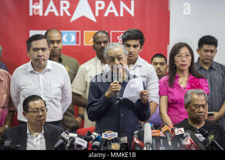 Kuala Lumpur, Malaisie. 12 mai, 2018. Mahathir Mohamad, élu premier ministre de la Malaisie, a annoncé aujourd'hui à une conférence de presse de la formation du nouveau Cabinet. Il a dit que ''une équipe spéciale de personnalités a été constitué pour conseiller le gouvernement sur les questions économiques et financières au cours de cette période de transition''. L'équipe est dirigée par Daim Zainuddin, qui a été deux fois ministre des Finances sous Mahathir. Crédit : Alexandra Radu/SOPA Images/ZUMA/Alamy Fil Live News Banque D'Images