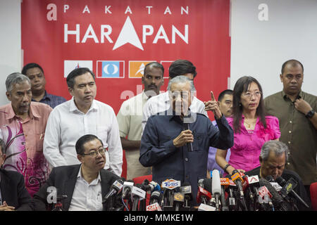 Kuala Lumpur, Malaisie. 12 mai, 2018. Mahathir Mohamad, élu premier ministre de la Malaisie, a annoncé aujourd'hui à une conférence de presse de la formation du nouveau Cabinet. Il a dit que ''une équipe spéciale de personnalités a été constitué pour conseiller le gouvernement sur les questions économiques et financières au cours de cette période de transition''. L'équipe est dirigée par Daim Zainuddin, qui a été deux fois ministre des Finances sous Mahathir. Crédit : Alexandra Radu/SOPA Images/ZUMA/Alamy Fil Live News Banque D'Images