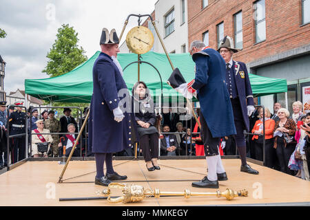 Samedi 12 mai 2018. High Wycombe, Buckinghamshire, England, GB, au Royaume-Uni. La tradition locale de 'pesant dans le maire' a eu lieu dans le centre-ville d'aujourd'hui. Traditionnellement, le maire sortant et entrant et des fonctionnaires municipaux sont pesés au début de la durée du mandat du maire chaque année afin de déterminer s'ils ont pris du poids au détriment du contribuable. Le nouveau maire, épouse du nouveau maire, Sarfaraz Khan a été déclaré Raja de ne pas avoir pris du poids. Credit : D. Callcut/Alamy Live News Banque D'Images