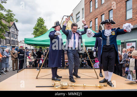 Samedi 12 mai 2018. High Wycombe, Buckinghamshire, England, GB, au Royaume-Uni. La tradition locale de 'pesant dans le maire' a eu lieu dans le centre-ville d'aujourd'hui. Traditionnellement, le maire sortant et entrant et des fonctionnaires municipaux sont pesés au début de la durée du mandat du maire chaque année afin de déterminer s'ils ont pris du poids au détriment du contribuable. L'actuel député de la ville, M. Steve Baker MP, a été jugée d'avoir pris du poids et donc de bon cœur hués par la foule. Credit : D. Callcut/Alamy Live News Banque D'Images