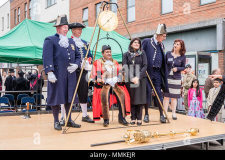 Samedi 12 mai 2018. High Wycombe, Buckinghamshire, England, GB, au Royaume-Uni. La tradition locale de 'pesant dans le maire' a eu lieu dans le centre-ville d'aujourd'hui. Traditionnellement, le maire sortant et entrant et des fonctionnaires municipaux sont pesés au début de la durée du mandat du maire chaque année afin de déterminer s'ils ont pris du poids au détriment du contribuable. Le nouveau maire, Sarfaraz Khan Raja et la dame maire, Khola Kayani Raja sont affichées. Credit : D. Callcut/Alamy Live News Banque D'Images