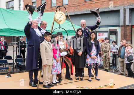 Samedi 12 mai 2018. High Wycombe, Buckinghamshire, England, GB, au Royaume-Uni. La tradition locale de 'pesant dans le maire' a eu lieu dans le centre-ville d'aujourd'hui. Traditionnellement, le maire sortant et entrant et des fonctionnaires municipaux sont pesés au début de la durée du mandat du maire chaque année afin de déterminer s'ils ont pris du poids au détriment du contribuable. Le nouveau maire, Sarfaraz Khan Raja, la dame maire, Khola Kayani Raja et leurs enfants sont affichées.. Credit : D. Callcut/Alamy Live News Banque D'Images