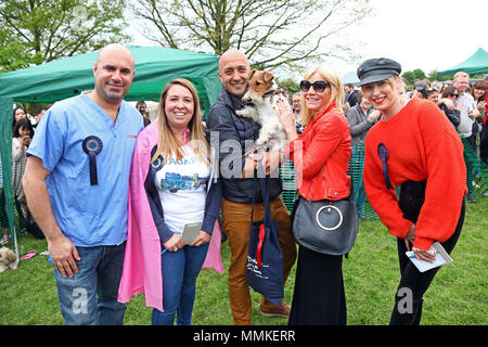 Londres, Royaume-Uni. 12 mai 2018. Les juges, y compris la télévision vet Marc Abraham, Michelle Collins et Aisling Jarrett-Gavin avec Pup Cutest gagnant le Wire-Haired Hattie Fox Terrier à la question tous les chiens Grande Écorce d'Hampstead Hampstead, Londres, la chaleur. Tous les chiens l'affaire est une organisation dédiée à aider et re-homing chiens voir www.alldogsmatter.co.uk pour plus d'informations. Crédit : Paul Brown/Alamy Live News Banque D'Images