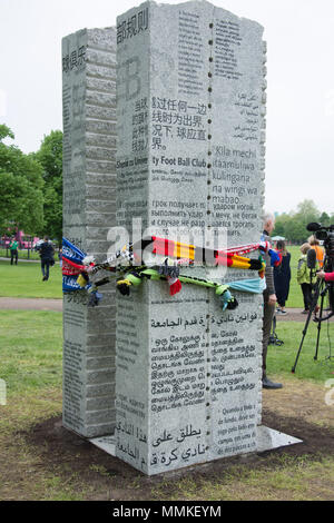 Cambridge, UK. 12 mai 2018. Cambridge Monument Football 1848, un règlement de la commission d'art public de la ville de Cambridge, célèbre Conseil comment d'un simple ensemble de règles écrites par des étudiants à l'université Trinity College pour un match de football joué sur Parker's Piece à Cambridge il y a 170 ans, a été fait d'orienter le développement du sport moderne. Crédit : kevin Hodgson/Alamy Live News Banque D'Images