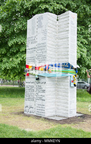 Cambridge, UK. 12 mai 2018. Cambridge Monument Football 1848, un règlement de la commission d'art public de la ville de Cambridge, célèbre Conseil comment d'un simple ensemble de règles écrites par des étudiants à l'université Trinity College pour un match de football joué sur Parker's Piece à Cambridge il y a 170 ans, a été fait d'orienter le développement du sport moderne. Crédit : kevin Hodgson/Alamy Live News Banque D'Images