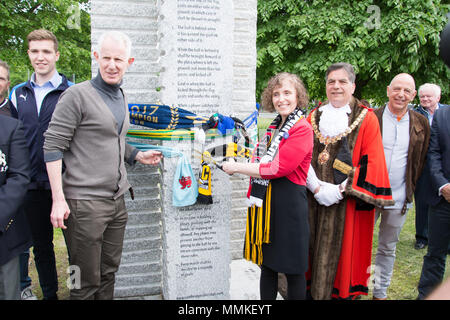 Cambridge, UK. 12 mai 2018. Cambridge Monument Football 1848, un règlement de la commission d'art public de la ville de Cambridge, célèbre Conseil comment d'un simple ensemble de règles écrites par des étudiants à l'université Trinity College pour un match de football joué sur Parker's Piece à Cambridge il y a 170 ans, a été fait d'orienter le développement du sport moderne. Crédit : kevin Hodgson/Alamy Live News Banque D'Images