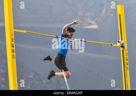 Shanghai, Chine. 12 mai 2018. Jao Jie (CHN) en action au cours de 2018 de Shanghai de l'IAAF Diamond League : MEN'S à la perche au Stade de Shanghai, le samedi 12 mai 2018. SHANGHAI, CHINE. Credit : Crédit : Wu G Taka Taka Wu/Alamy Live News Banque D'Images