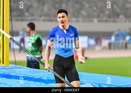 Shanghai, Chine. 12 mai 2018. Jao Jie (RCS) a été heureux avec le résultat au cours de 2018 de Shanghai de l'IAAF Diamond League : MEN'S à la perche au Stade de Shanghai, le samedi 12 mai 2018. SHANGHAI, CHINE. Credit : Crédit : Wu G Taka Taka Wu/Alamy Live News Banque D'Images