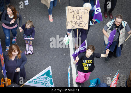 Londres, Royaume-Uni. 12 mai 2018. Londres, Royaume-Uni. 12 mai 2018. Londres, Royaume-Uni. 12 mai 2018.Un protestataire sur le TUC et mars rassemblement à Londres, 12 mai 2018 Crédit : Kevin Frost/Alamy Live News Crédit : Kevin Frost/Alamy Live News Crédit : Kevin Frost/Alamy Live News Banque D'Images