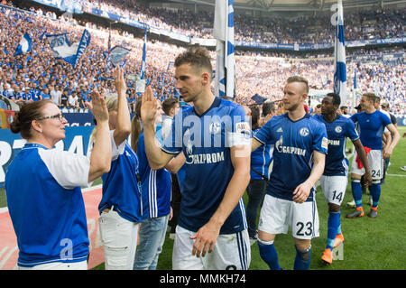 12 mai 2018, l'Allemagne, Gelsenkirchen : Soccer : Bundesliga, le FC Schalke 04 contre l'Eintracht Francfort, dans la Veltins Arena. Les joueurs de Schalke autour de Leon Goretzka (C) dire au revoir aux fans. Photo : Bernd Thissen/DPA - AVIS IMPORTANT : En raison de la Ligue allemande de football (DFL)·s règlement d'accréditation, la publication et la redistribution en ligne et dans les médias en ligne est limité pendant le match à 15 images par match Banque D'Images