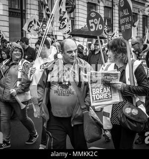 12 mai 2018. Londres, Royaume-Uni. TUC s'unissent pour réclamer des "new deal" pour les travailleurs, et l'amélioration des services publics. Des milliers de manifestants ont défilé du remblai d'Hyde Park, appelant à salaire minimum plus élevé, une fin à zéro heures-contrats et l'augmentation du financement pour les services publics essentiels. Banque D'Images