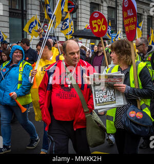 12 mai 2018. Londres, Royaume-Uni. TUC s'unissent pour réclamer des "new deal" pour les travailleurs, et l'amélioration des services publics. Des milliers de manifestants ont défilé du remblai d'Hyde Park, appelant à salaire minimum plus élevé, une fin à zéro heures-contrats et l'augmentation du financement pour les services publics essentiels. Banque D'Images