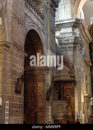 . Deutsch : Arkade der Dolorosa-Kapelle der Iglesia de San Isidoro el Real à Oviedo (Near Asturias)[1]). Gut zu erkennen sind im Feld 12 die beiden Herzen des emblèmes zu "Consideratio XLVI : Vulneratum vulnerat." Ginthers Anton aus 'Mater amoris et doloris, quam Christus in cruce moriens ac singulis omnibus fidelibus matrem legavit suis dans : ecce mater tua." (Georg Schlüter und Martin Happach, Augsbourg, 1711). . 25 août 2016, 13:00:36. Photo gracieuseté de M. Christos T. Nakas 56 Arkade der Dolorosa-Kapelle in der Igelsia de San Isidoro Banque D'Images