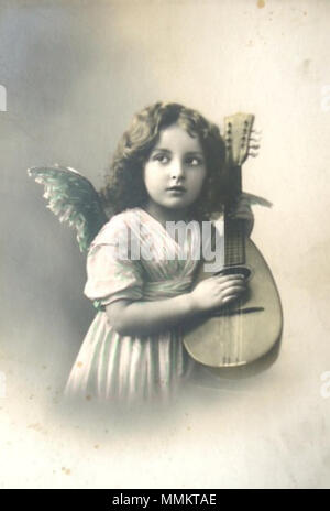 . Anglais : Carte Postale d'un enfant habillé comme un ange avec une mandoline. Photographie peinte à la main, 1900-1909. . Vers 1909. Inconnu 46 Ange avec mandoline Banque D'Images