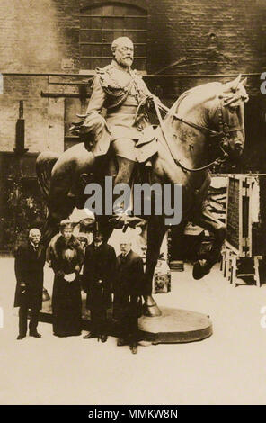 . Anglais : L-R : Thomas Brock, George V du Royaume-Uni, Mary de Teck, Arthur Brian Burton par Frederick William Braddock, papiers d'impression pour imprimer sur le mont du photographe, samedi 28 mai 1921 98 Brock Burton Image Banque D'Images