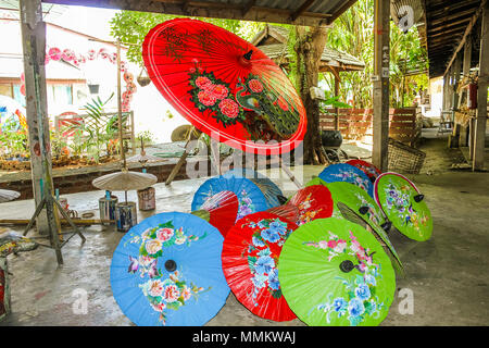 Chiang Mai, Thaïlande - Juillet 24, 2011 : papier de riz parapluies dans Sa Papier et centre d'Artisanat de parapluie. factory travail artistes pour peindre les parasols, toiles et tissus d'origine avec la peinture fait main Banque D'Images