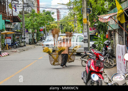 Chiang Mai, Thaïlande - Juillet 24, 2011 : femme thaïlandaise porte les grands paniers Banque D'Images