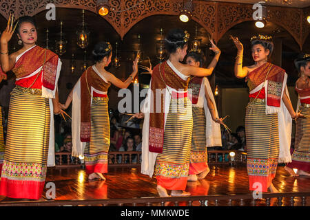 Chiang Mai, Thaïlande - 24 juillet 2011 : Les femmes vêtus de vêtements traditionnels, l'exécution de leur spectacle de danse à Lanna Thai Kantoke Palace Banque D'Images