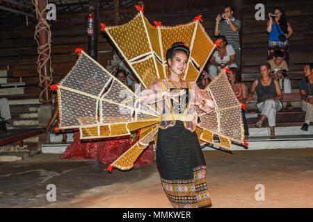 Chiang Mai, Thaïlande - Juillet 24, 2011 : femme vêtue de vêtements traditionnels, l'exécution de leur spectacle de danse à Lanna Thai Kantoke Palace Banque D'Images