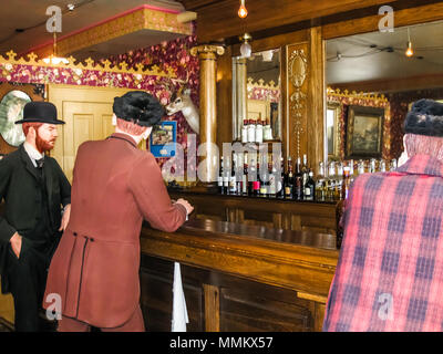 Skagway, Alaska, United States - 7 août 2009 : La mascotte Saloon, une authentique restauration de l'ancien port de Skagway. Les gens en statues de cire. Banque D'Images