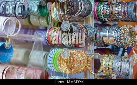 Une photo gros plan d'une collection de divers types de bracelets colorés sur l'écran de vente à Shilparamam, Hyderabad, Inde. Banque D'Images