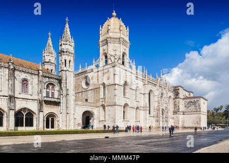 5 mars 2018 : Lisbonne, Portugal - touristes profitant du soleil au début du printemps au Monastère de Jeronimos, Belem. Banque D'Images