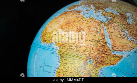 L'Afrique et Moyen-Orient carte sur un globe avec un fond noir. Banque D'Images